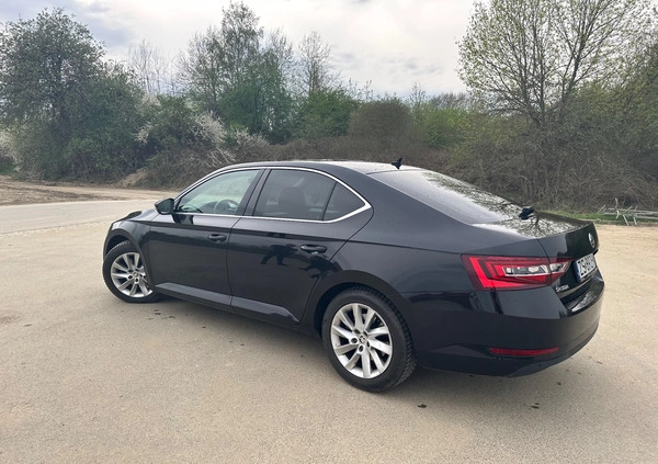 Skoda Superb cena 69000 przebieg: 150000, rok produkcji 2016 z Szczecin małe 37